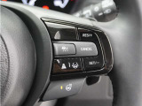 ◆アダプティブクルーズコントロール◆予め設定した車速内でクルマが自動的に加減速。前走車との適切な車間距離を維持しながら追従走行します。【LKAS】車線維持支援システムでステアリング操作を支援。