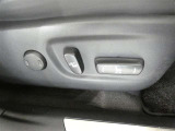 運転席のシート調整を電動で調整できます。無段階調整なので、どなたにもピッタリの調整が可能です。