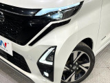 【LEDヘッドライト】悪天候や夜間走行時も良好な視界を確保し安心して運転できる高輝度LEDヘッドライトを装備!点灯速度が早く、消費電力も抑えられています。