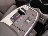 【シフト】スポーティーさを極めたなめらかなシフトチェンジが可能で、快適なクルージングからダイナミックな走りまで、さまざまな運転スタイルに適応いたします。