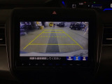 【バックカメラ】運転が苦手な方も車庫入れラクラクです!ギアをリバースに入れれば自動的に切り換わりますので、面倒な操作は不要です♪狭い駐車場もお車を傷つけず安心ですね!