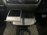 ミニテーブルとしてもカップホルダーとしても使用できる2WEY仕様です!使用しないときは収納できるのでスマートな車内空間を維持できます♪