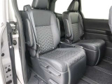 高いホールド性で運転姿勢が安定します。長距離ドライブでも疲れにくいのが魅力です。快適なドライビングライフをお送りください♪