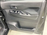 【運転席ドア】ボトルホルダーや収納ポケットが付いているので運転席周りもスッキリ保てます★