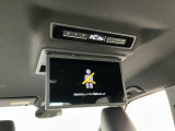 【後席モニター】TVやDVDの映像など、後席に搭乗される方もお楽しみいただける人気装備!小さなお子様もドライブに退屈しません♪