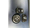 狭い駐車場で便利な電動格納ドアミラー付きです。