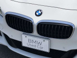 左右のキドニー・グリルの中心にはBMWのエンブレムが鎮座し、個性を放つデザイン性を兼ね備えました。