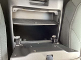 運転席と助手席の間に収納がございます!