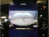 人気のフロントビューモニター装備。フロントグリルのカメラ映像を11.6インチディスプレイに表示。自車の前方の様子が確認可能です。見通しの悪い交差点や駐車・発進時などの前方確認をサポートします。