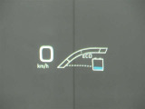 カラーヘッドアップディスプレイ付き。少ない視線移動で情報を確認できるので、運転の疲労軽減に繋がりますよ♪