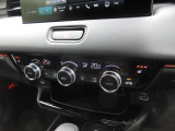 オートエアコンは左右席で独立温度コントロールが可能です。シートヒーター付きで、冷えた車内でもスイッチを押せば数秒で座面と背もたれがあたたかくなります。