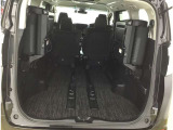 シートアレンジが多彩で、荷物の大小に応じてスペースを変えられる便利なお車です!