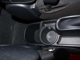 運転席と助手席の間に小物入れもあります!