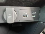 助手席前部には急速充電用のUSBジャックとナビ接続用のUSBジャックが設置されております。またアクセサリーソケットがついています。