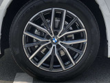 BMW純正18インチホイール。洗練されたデザインで、足元の個性を引き立てます。