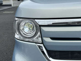 LEDヘッドライトは、点灯の瞬間から最大光量を発揮し、突然暗くなるトンネルなどでの安定感を高めます。