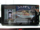 バックギアを入れるとナビ画面上に全方位モニターが表示されるので、車庫入れがラクになります。