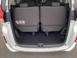 荷室は3列目シートを立てたままでも十分な容量があります。