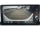 シフトレバーをリバース(バック)に入れるとナビ画面に自動でリアビューが映し出されます。運転が苦手な方、狭い車庫入れ等をサポートさせていただきます☆