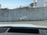 HUD: ヘッドアップディスプレイはドライバーが前方に集中できるよう、ナビや車速情報をフロントガラスに投影するシステムです。