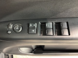 狭い駐車場で便利な電動格納ドアミラーが付いています。