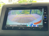 【バックカメラ】駐車時に後方がリアルタイム映像で確認できます。大型商業施設や立体駐車場での駐車時や、夜間のバック時に大活躍!運転スキルに関わらず、今や必須となった装備のひとつです!
