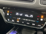 【オートエアコン】一度お好みの温度に設定すれば、車内の温度を検知し風量や温度を自動で調整。暑い&hellip;寒い&hellip;と何度もスイッチ操作をする必要はありません。快適な車内空間には必須の機能ですね♪