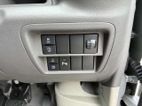 運転席足元の様子です。