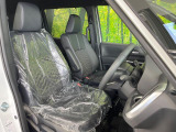 運転席まわりには十分なスペースがあり、大柄な方でもゆったり運転していただける環境です。