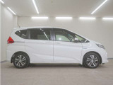 リアには左右スライドドアを採用。狭い駐車場でも開閉しやすく、強風の日でもドアが煽られにくくなっております。小さなお子さまやご年配の方も安心して乗り降りできます。