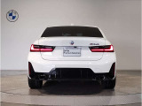 BMWのテールランプはプレスラインへと続く形状のため、統一感のある綺麗なラインを演出しております。