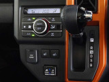 車内を快適に、オートエアコンを装備しています。