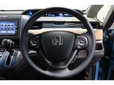 運転中もハンドルでの操作が可能です。特に高速道路等の目が離せない運転時には、便利さだけでなく、安全性も兼ね備えております。