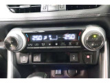 エアコンは温度設定のみ行えば面倒な操作が不要なフルオートタイプです。しかも左右で別々の温度設定が可能で快適な空間を作ってくれます!