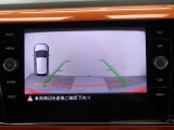 ギアをリバースに入れると車両後方の映像を映し出します。画面にはガイドラインが表示され、車庫入れや縦列駐車などの際に安全確認をサポートします。