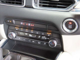 四季を通じて車内を快適に保つオートエアコンを装備しています。又、冬場の朝一のスタート時には大変嬉しいシートヒーターを運転席&助手席に装着、ヒーターが効き始めるまでの冷間時でも快適にスタート出来ます。