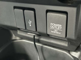 USB端子と12Vの端子が付いておりますのでお車でのお出かけにとても便利です!