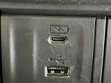 (Type-C〈3A〉)USBチャージャー搭載。スマートフォンなどの充電にとっても便利です