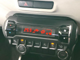【オートエアコン】一度お好みの温度に設定すれば、車内の温度を検知し風量や温度を自動で調整。暑い&hellip;寒い&hellip;と何度もスイッチ操作をする必要はありません。快適な車内空間には必須の機能ですね♪