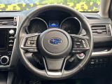 インテリアに合わせたデザインのステアリングは、運転される方のことも考え、運転しやすい形状、大きさです。是非一度、実際に触ってお確かめください。