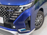 【LEDヘッドライト】悪天候や夜間走行時も良好な視界を確保し安心して運転できる高輝度LEDヘッドライトを装備!点灯速度が早く、消費電力も抑えられています。