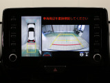 【全方位モニター】駐車時に、前後左右4つのカメラでクルマを真上から見たような映像を映し出します。さらに、発進時や低速走行時などに便利な機能も付いています。