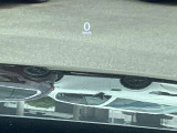 運転視界の遠方上方に虚像を投影することで前を見ながら情報の視認ができます。本当にドライバーが必要な情報を適切に伝え、楽しんで頂くことを考えた新世代装備です。※虚像は2.6m前方に浮かぶイメージです。