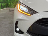 【LEDヘッドライト】悪天候や夜間走行時も良好な視界を確保し安心して運転できる高輝度LEDヘッドライトを装備!点灯速度が早く、消費電力も抑えられています。