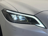 【三眼LEDヘッドライト】スタイリッシュな見た目の三眼LEDヘッドライトを装備♪スタイルだけでなく、夜間の走行も視界良好で安心してお乗りいただけます。