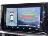 パノラミックビューモニターシステムが付いているので車の上から見た映像が確認できますよ。 一目で車両周辺の情報を確認できますが、直接安全をご確認下さい。