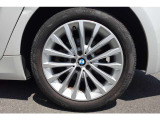 【BMWアロイホイール】軽量かつ強度に拘ったアロイホイール。走行性能ポテンシャルを引き出す設計。タイヤのサイドウォールが強化されたランフラットタイヤは、パンク時にタイヤがつぶれてもリムから外れません。