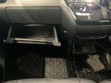 車検証入れになどにも使える便利な収納BOXあります。