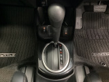 CVT車のセレクトレバーです。低速から高速まで、変速ショックのないスムーズな走りを実現するとともに、エンジン効率のよい領域を維持することで燃費にも貢献します。