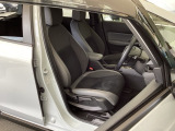 運転席は、大きな座面と包み込むような背もたれがドライバーの身体全体をしっかり支えます。上質なシート素材と座り心地のよいクッションを採用し、長時間の運転やコーナーの多い道も快適です。